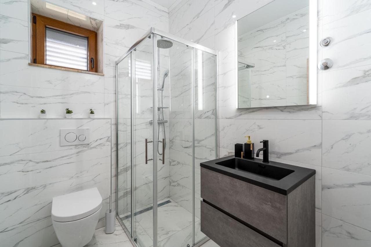 New! Promina Luxury Villa With 72Sqm Heated Pool, Jacuzzi, Infrared Sauna, Tennis Court, Media Room Bogatić Dış mekan fotoğraf
